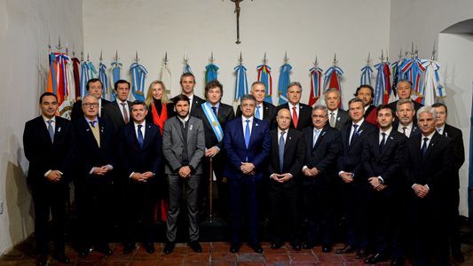 Javier Milei firmó el Pacto de Mayo con 18 gobernadores: La Argentina se encuentra en un punto de inflexión