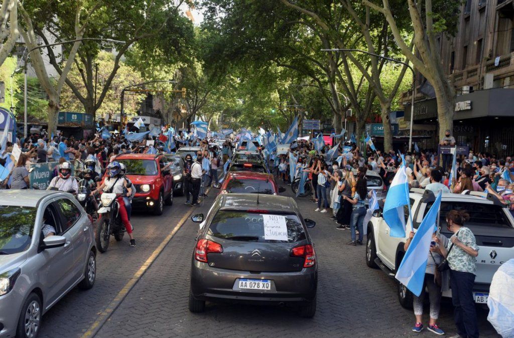 Alberto insiste en que no hará cambios en su Gabinete mientras los duros dan muestras de autonomía