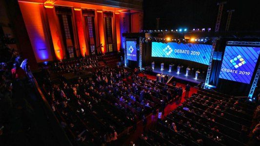 En estas urgencias no hay grieta: en la cola del baño se cruzaron políticos sin distinción de bando político