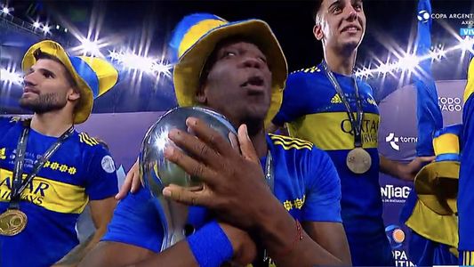 Advíncula, a la Copa Argentina tras el título con Boca: Hoy le hago el amor