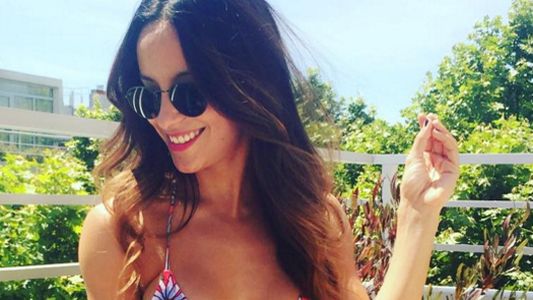 Lourdes Sánchez recibió el calor en bikini y a baldazos en el balcón