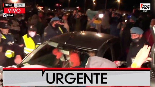 Huevazos, escraches y sentadas: los vecinos de Pilar impidieron el ingreso de Lázaro Báez