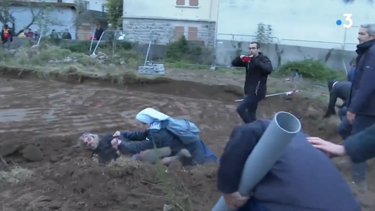 Terminaron los dos en el suelo: el video de la monja atacando a un manifestante