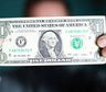 Luego de cinco ruedas en alza, el dólar oficial bajó y el riesgo país se mantuvo en 417 puntos
