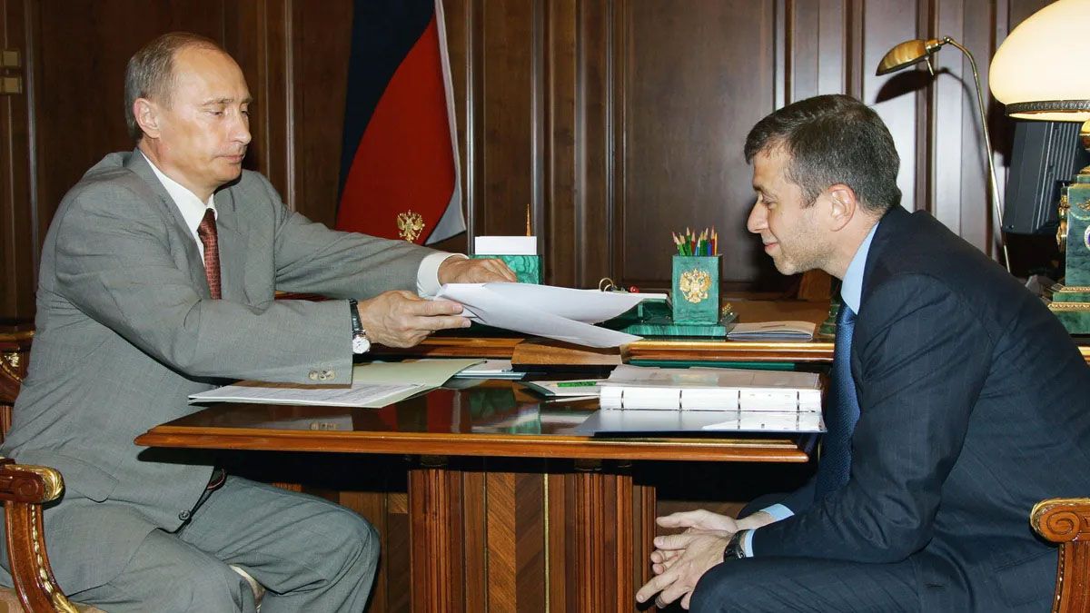 Un joven Román Abramovich comienza a crecer como multimillonario ruso mientras cultiva la amistad con un joven Vladimir Putin, recién llegado al poder en los 90. La guerra entre Rusia y Ucrania ahora los separa (Foto: Archivo)