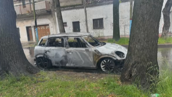 Quemacoches incendiaron dos autos y los vecinos denuncian una ola de inseguridad