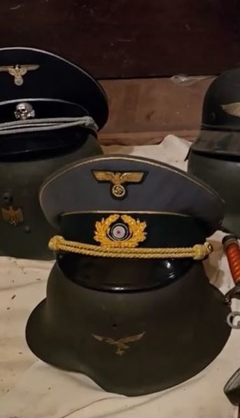 Hallazgo inesperado: una descompensación reveló un arsenal militar y objetos con simbología nazi en una casa de Flores