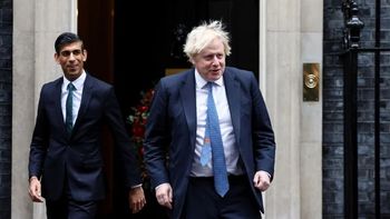 Boris Johnson, acorralado por un nuevo escándalo: renunciaron 31 integrantes y quieren destituirlo