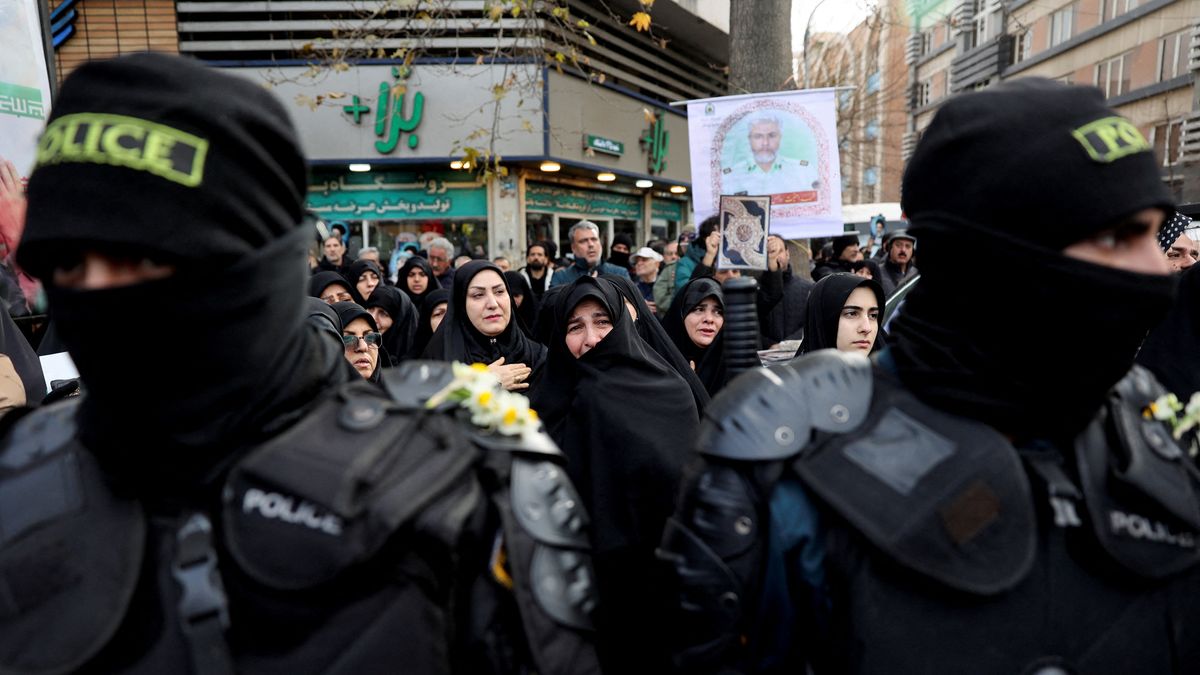 Distintos funerales se llevan adelante en Teher&aacute;n como consecuencia de las v&iacute;ctimas que dejan las protestas. (Foto: Reuters).