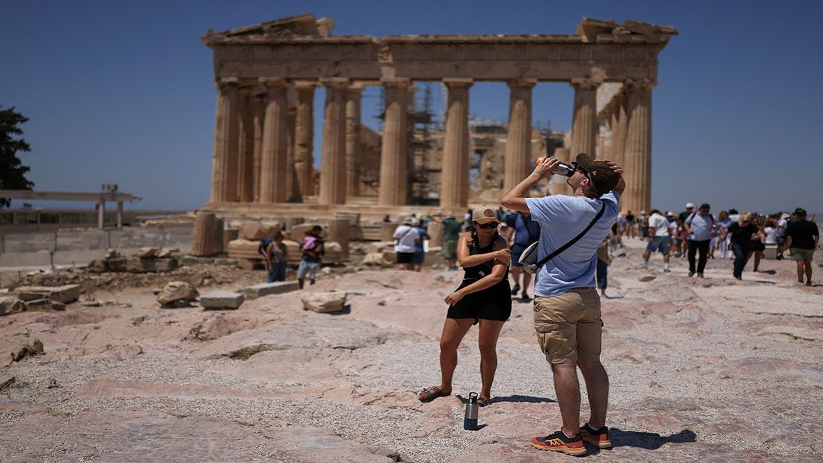 El Partenón en Atenas importa poco. Lo único que cuenta es protegerse del calor extremo que azota a Europa. (Foto:Reuters)