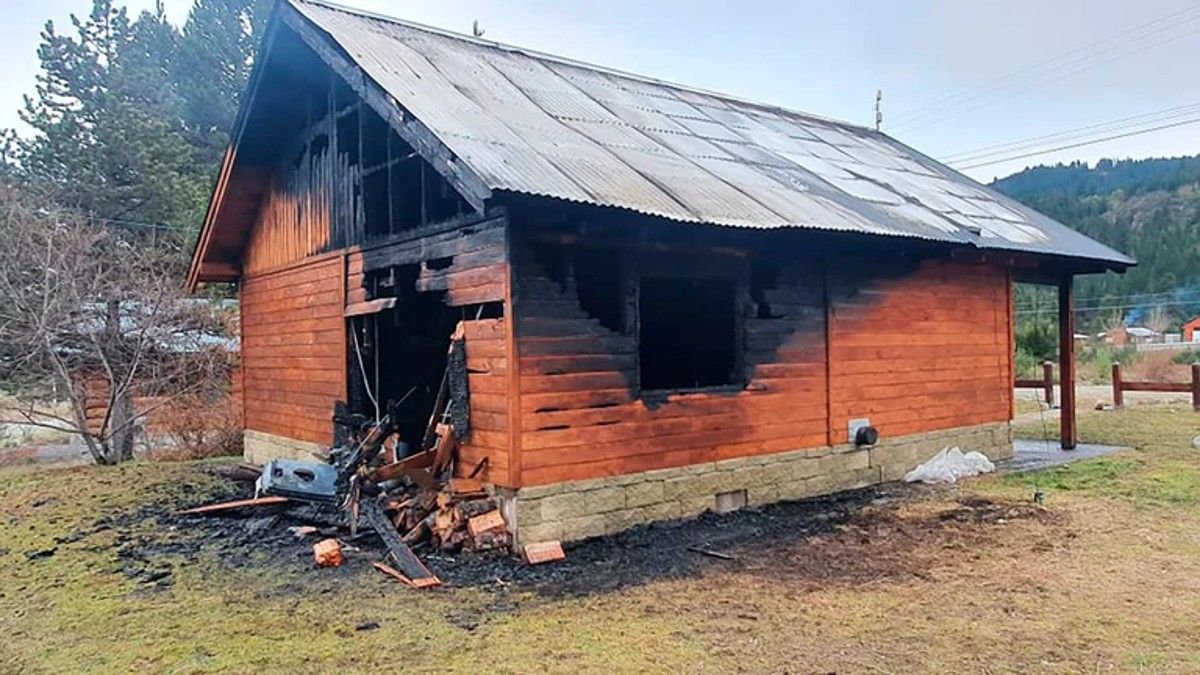 Este lunes, una comunidad de Chubut amaneció con las llamas de un incendio.
