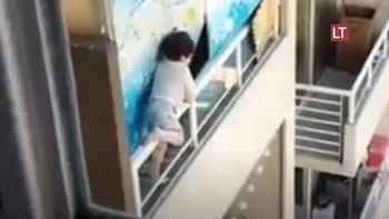 ¡Para el infarto! Grabaron a un nene jugando en la baranda del balcón de un piso 21