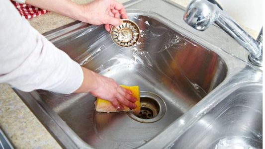 El truco casero para destapar la pileta de la cocina sin productos químicos