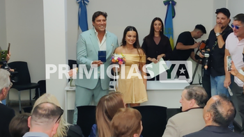Felices, Matías Alé y Martina posaron con la libreta de casamiento.