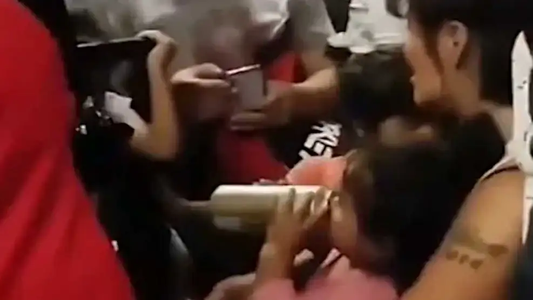 Escándalo por una mamá que le dio cerveza a una bebé: la fuerte medida que tomó Capital Humano