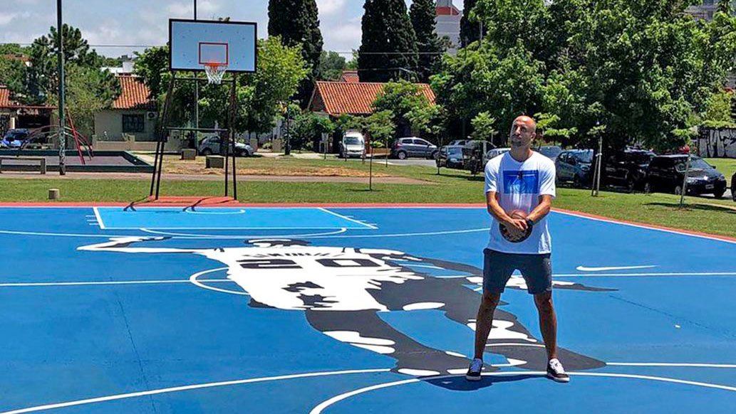 Ginóbili autografió el mural que le dedicaron en una cancha de Saavedra