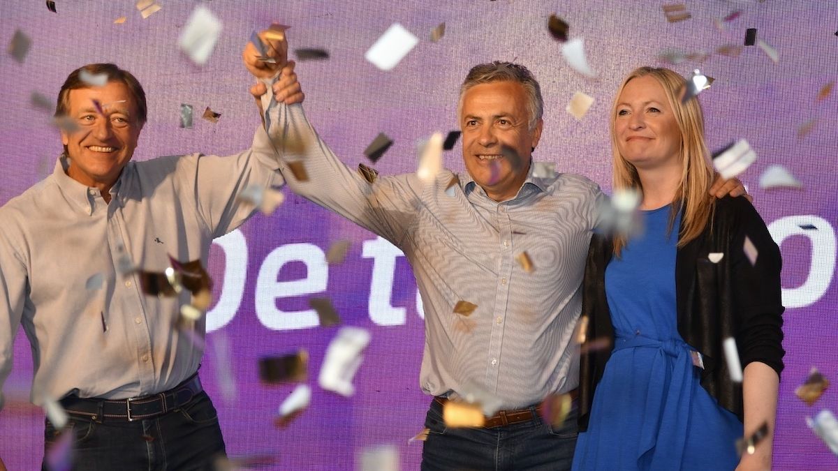 Alfredo Cornejo celebra la victoria junto a su vice