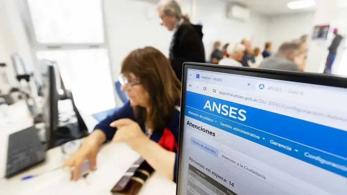 Jubilados hacen fila en una sede de Anses para cobrar sus haberes actualizados. Foto: Jubilaciones.