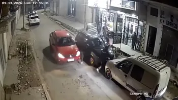 Video impactante: un conductor embistió a un delincuente y evitó un asalto piraña