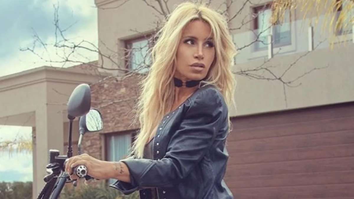 Flor Peña sorprendió a sus vecinos al pasear en tanga con su moto eléctrica
