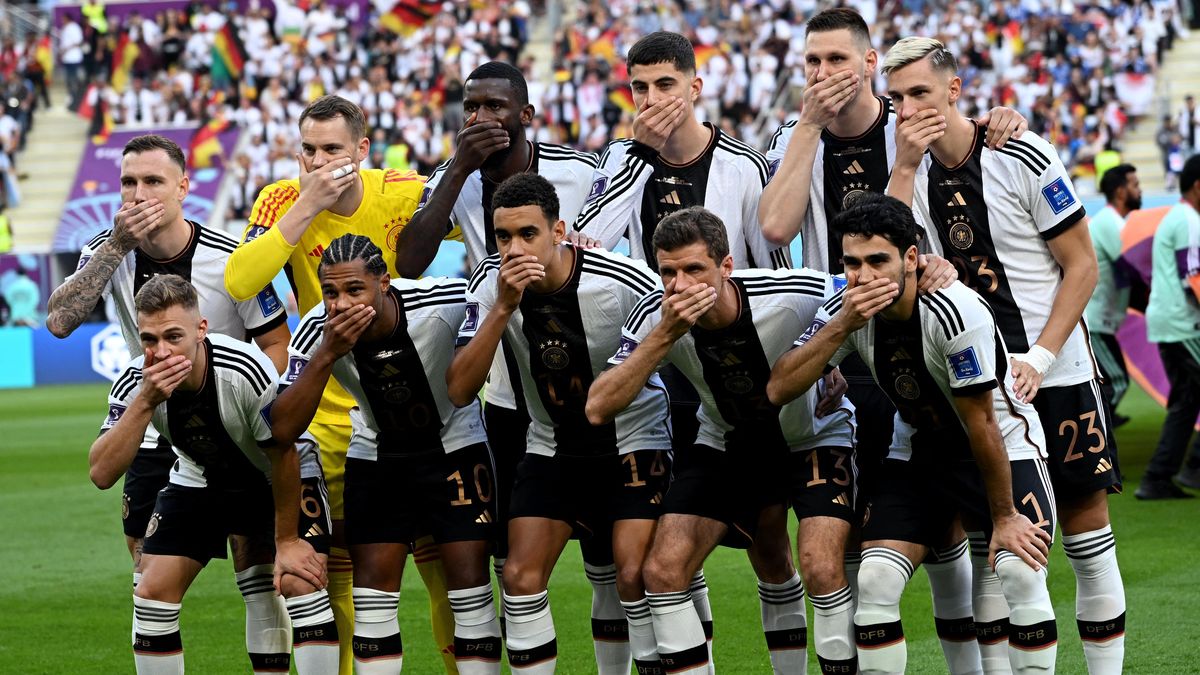 Los jugadores de Alemania se tapan la boca como protesta contra la discriminación en Qatar (Foto: HuffPost)
