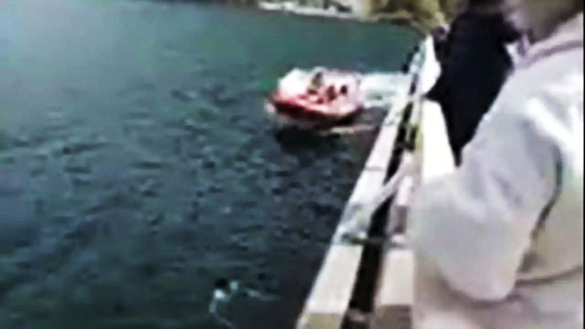El momento del intento de rescate en el Lago Lácar.