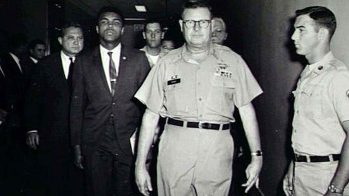 En 1967, Muhammad Ali se negó a formar parte del Ejército de Estados Unidos para ir a la guerra de Vietnam y le quitaron sus títulos de campeón mundial de los pesados.