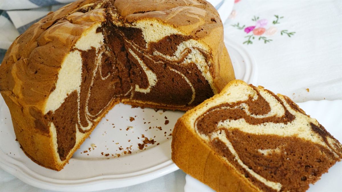 El bizcochuelo marmolado combina la suavidad de la vainilla con el sabor intenso del chocolate.