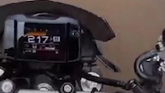 Video: se filmó manejando su moto a más de 215 km/h por el carril contrario