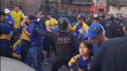 La fuerte represión policial que sufrieron los hinchas de Boca ante Huracán