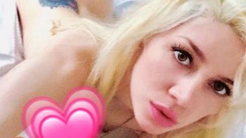 Sexy: Militta Bora se desnudó por completo en la cama