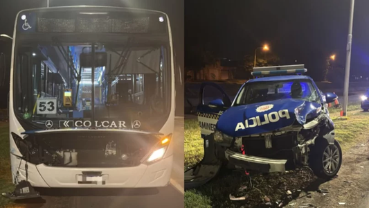 Milagro: un colectivo fuera de control chocó contra un patrullero y casi atropella a cuatro policías