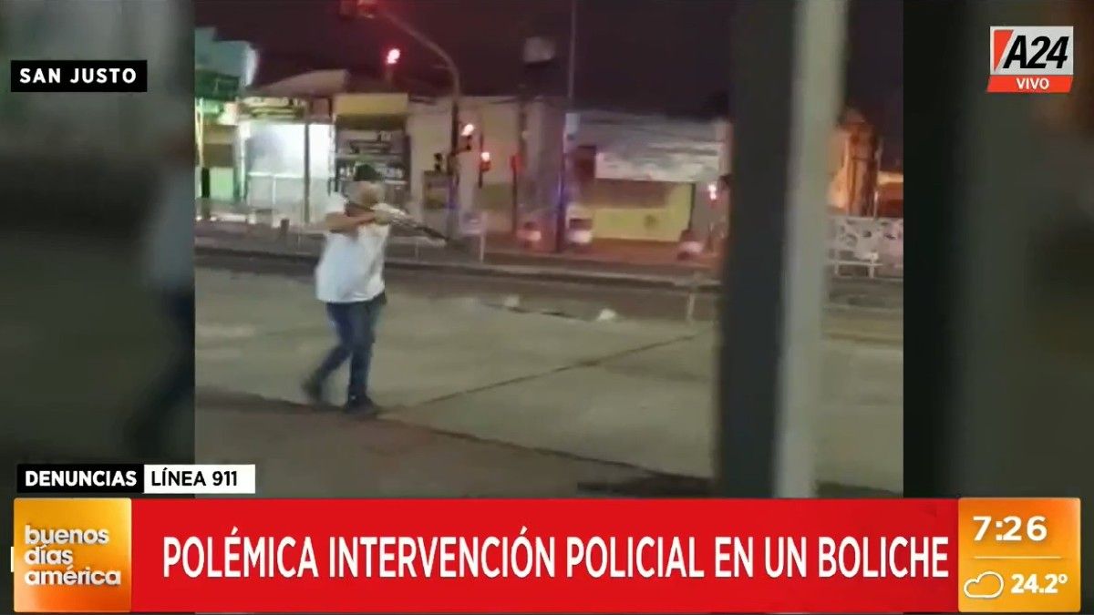 El momento en que el policía dispara (Foto: captura de TV).