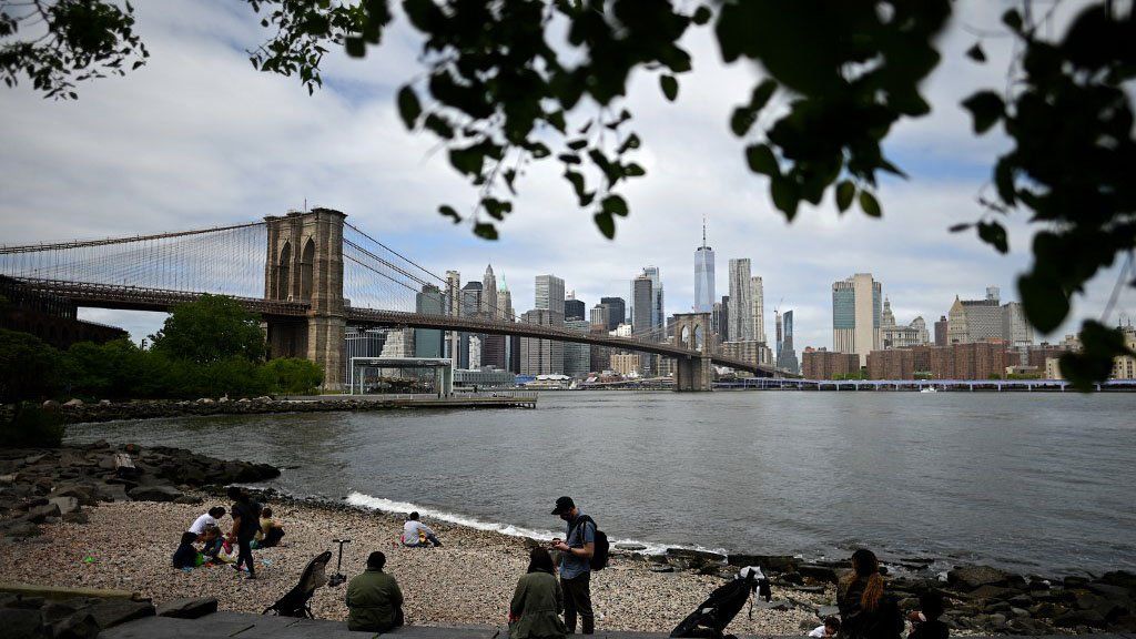 Nueva York inicia su salida del aislamiento y España recupera los cines, los teatros y el fútbol