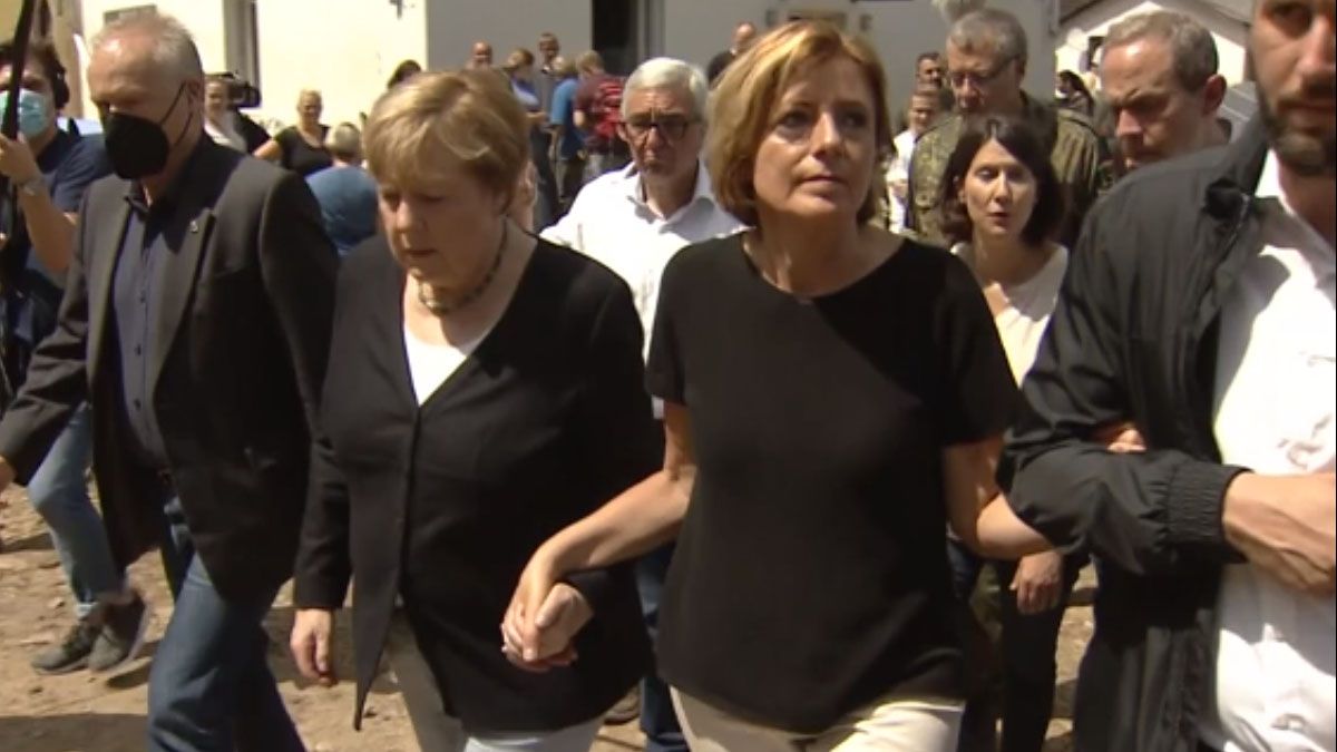 El gesto viral de Ángela Merkel. Tomó de la mano a su rival del SPD - que tiene esclerosis múltiple - para ayudarla a recorrer las zonas arrasadas por la inundación (Foto: AP)