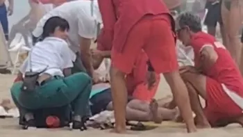 Vacacionaba en la playa, convulsionó en pleno mar y los guardavidas le salvaron la vida