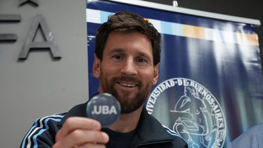 Antes de su despedida de la selección argentina, Lionel Messi recibió el Doctorado Honoris Causa de la UBA