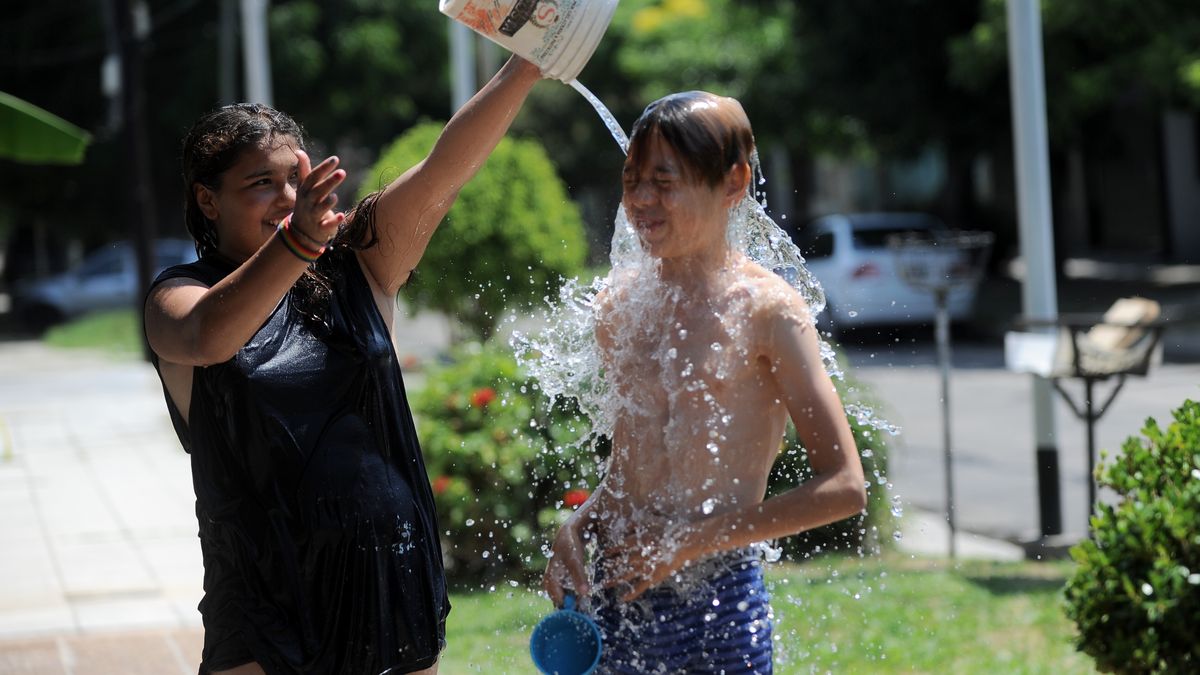 Ola de calor en la Argentina. En Los Hornos, la sensaci&oacute;n t&eacute;rmica se acerc&oacute; a los 40&deg;. (Foto: Telam).