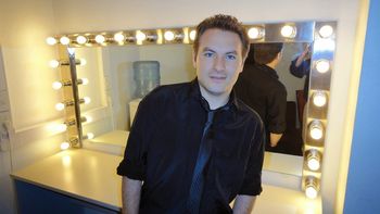 El locutor detrás del video viral que hace cantar a varias figuras en lenguaje inclusivo