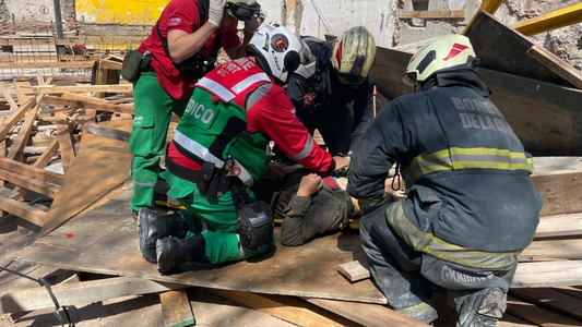 Palermo: rescataron a dos obreros que quedaron atrapados tras el derrumbe de una obra