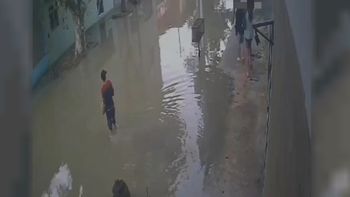 Un nene quiso cruzar una calle inundada en Valentín Alsina y terminó electrocutado. (Foto: caytura de video)