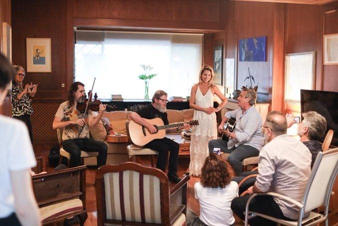 Las horas previas de Alberto Fernández: desayuno con Sergio Massa y guitarreada con Gustavo Santaolalla