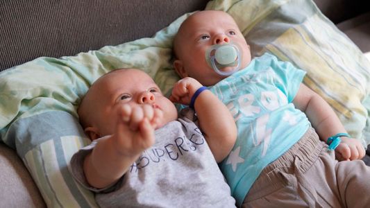 Los padres de los gemelos Lorenzo y Valentín ya saben cuál es cuál gracias a un trabajo de expertos