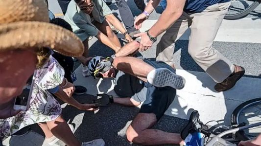 Video: Joe Biden sufrió un insólito accidente mientras paseaba en bicicleta