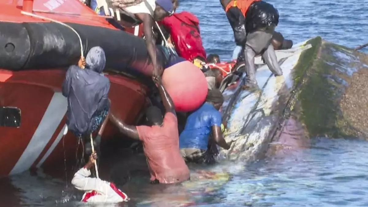 La embarcación ya dio una vuelta campana y la gente trata de salir del agua como pueda.(Foto: Gentileza El País)