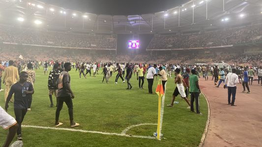 ¡Lamentable! Los hinchas nigerianos no se bancaron quedar afuera de Qatar y rompieron todo