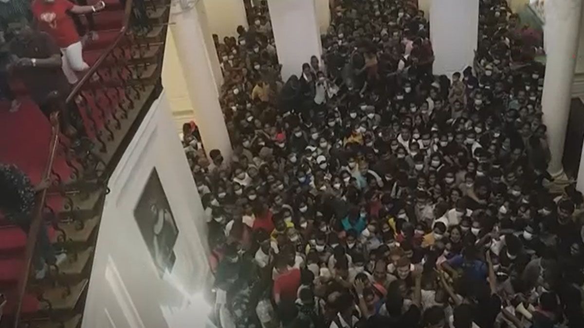 Multitudes de personas que tomaron por asalto la residencia presidencial de Sri Lanka el fin de semana, continúan en su interior (Foto: AP)