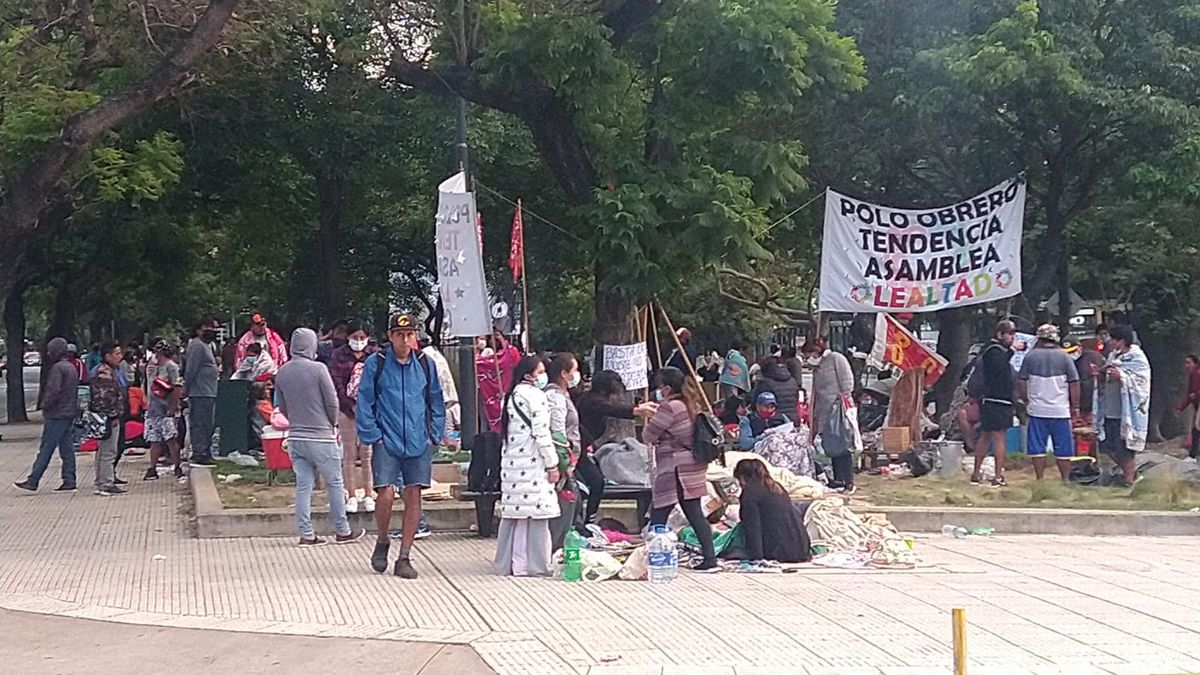 Sigue el acampe en la 9 de Julio (Foto: Twitter Radio 10).