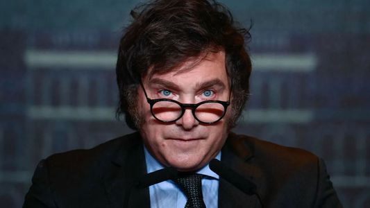 Javier Milei volvió a defender el DNU y con un textual de Arturo Frondizi cruzó a la oposición