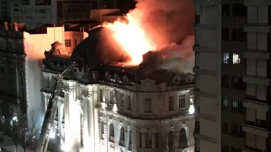 Las impresionantes imágenes del incendio en el Banco Nación de Bahía Blanca